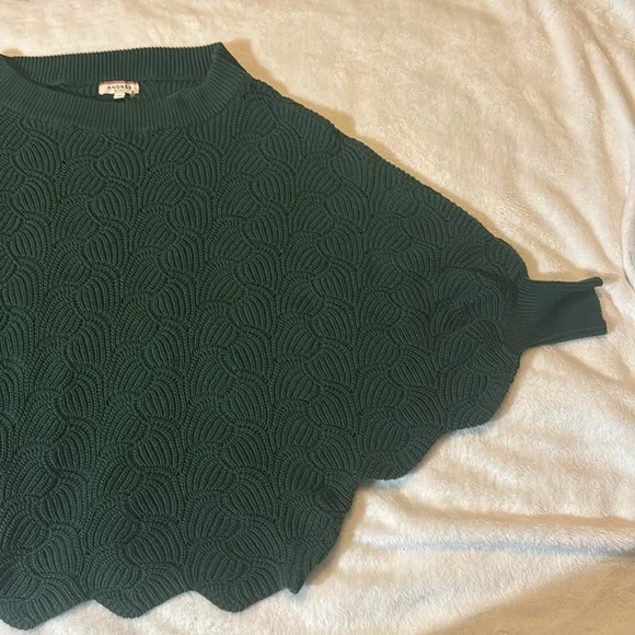 Green Sweater with Scalloped Bottom from Andree by Unit Size Medium - Picture 2 of 7